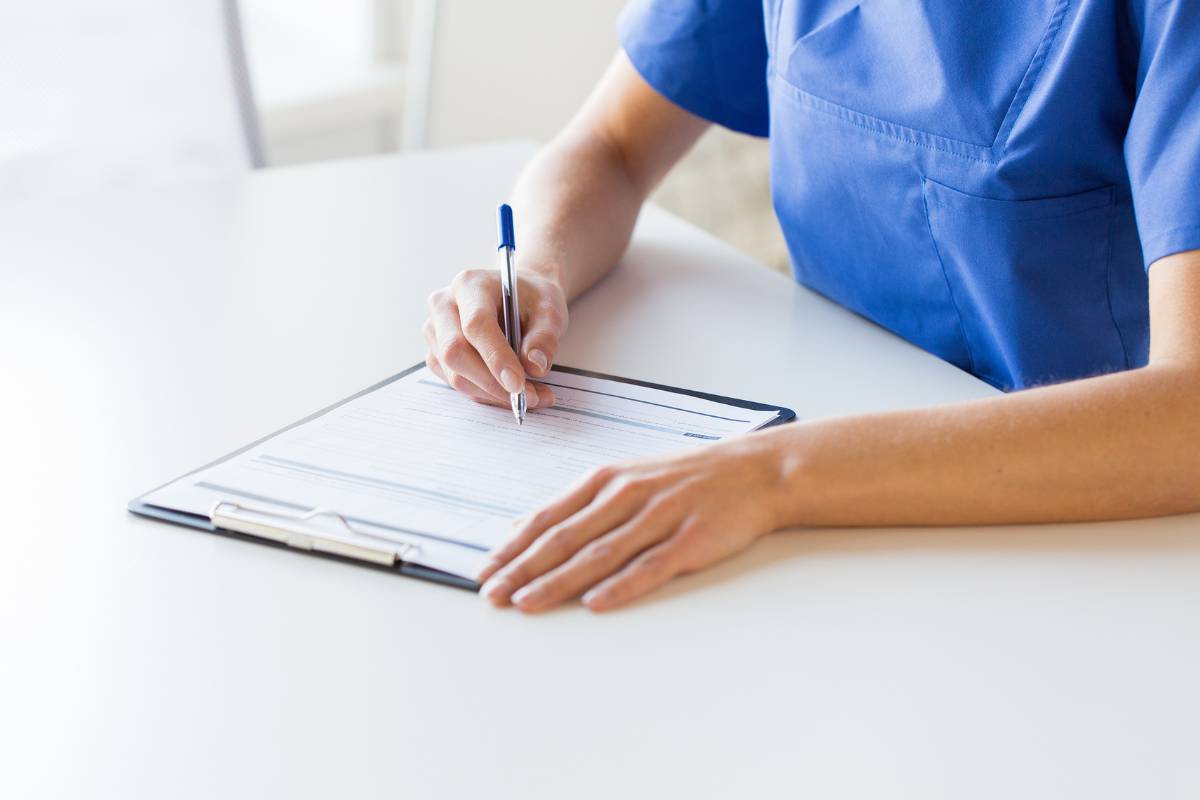 A nurse writes their NICU nurse cover letter.