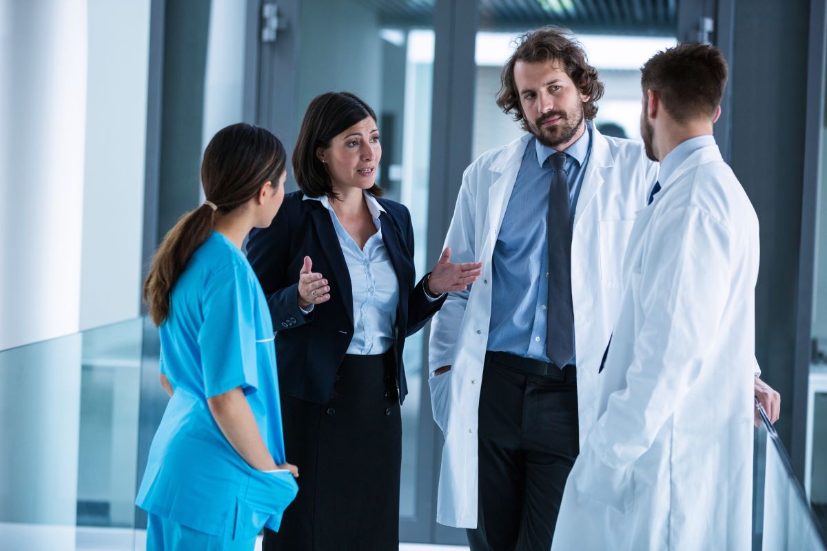 A healthcare facility's COO meeting with nurse managers and physicians.
