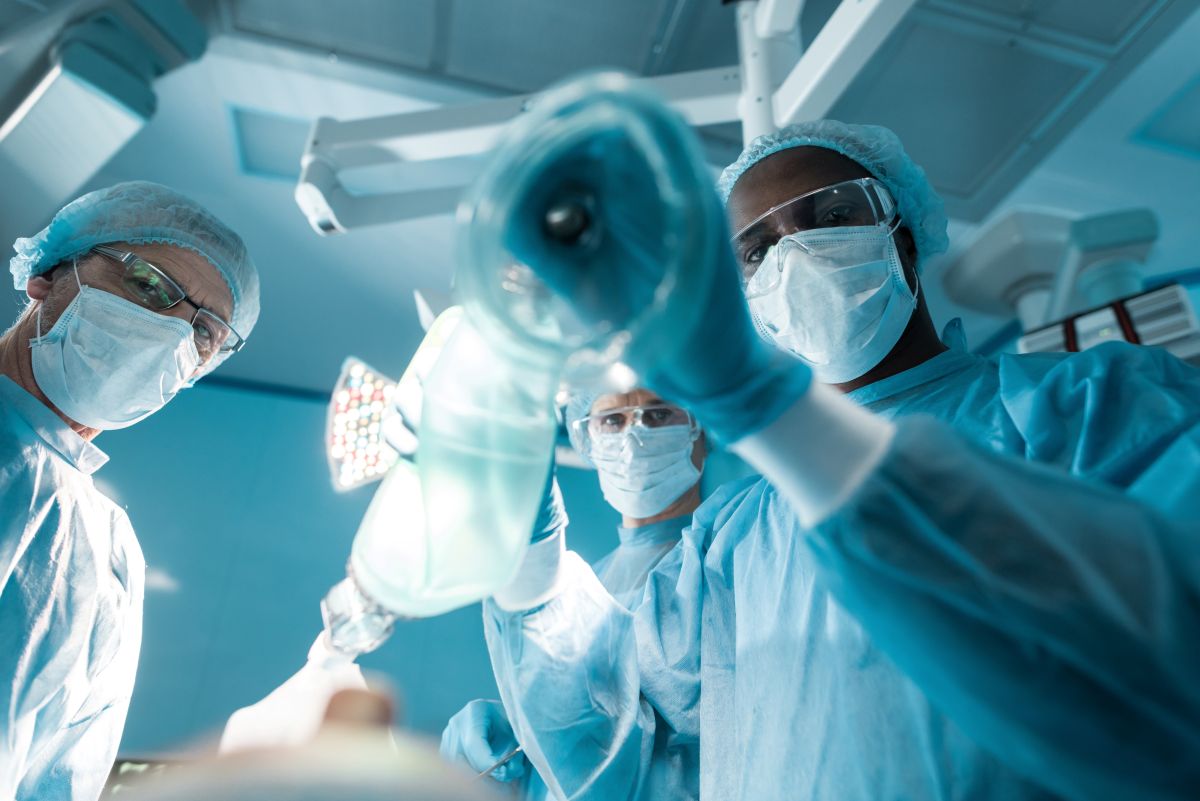 A CRNA assists with a patient prior to surgery.
