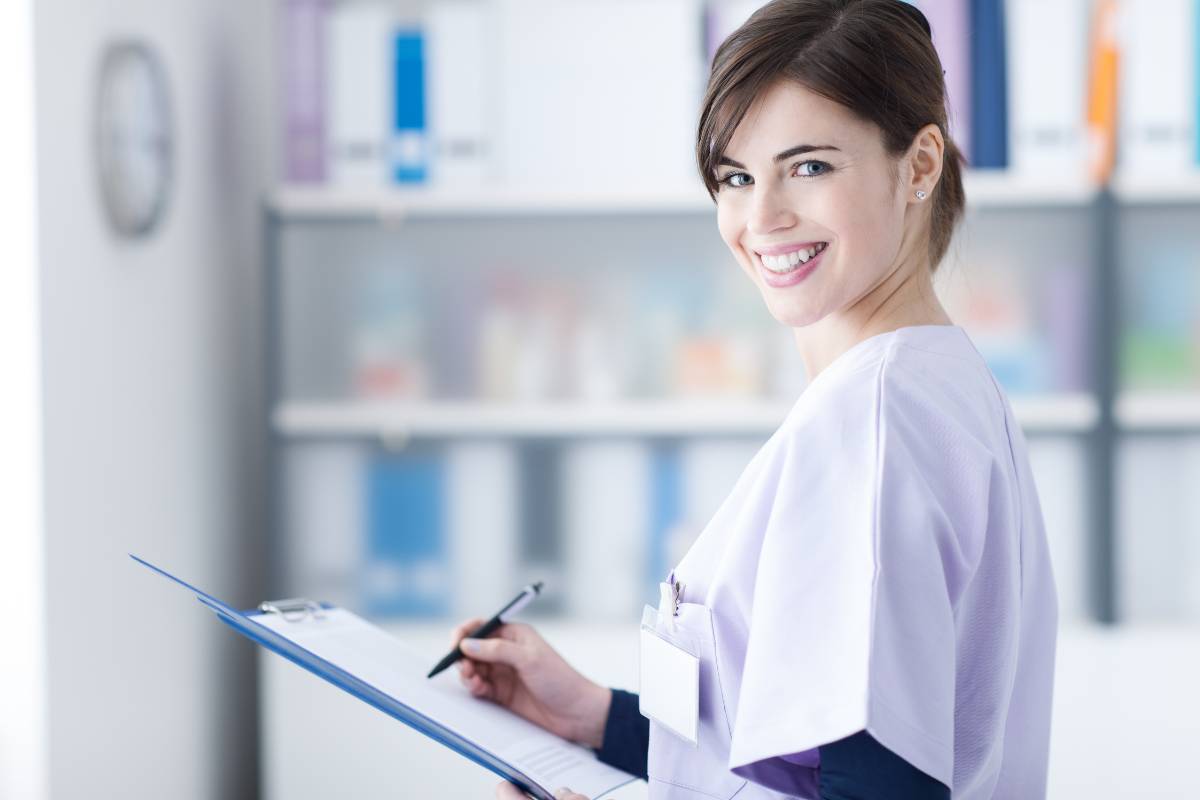 A nurse poses for a photo while researching how to become an RN in Iowa.