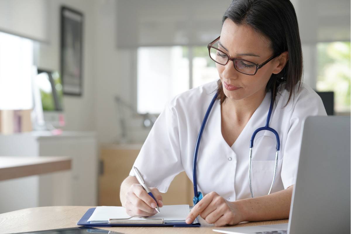 A woman writes her nursing resume objective.