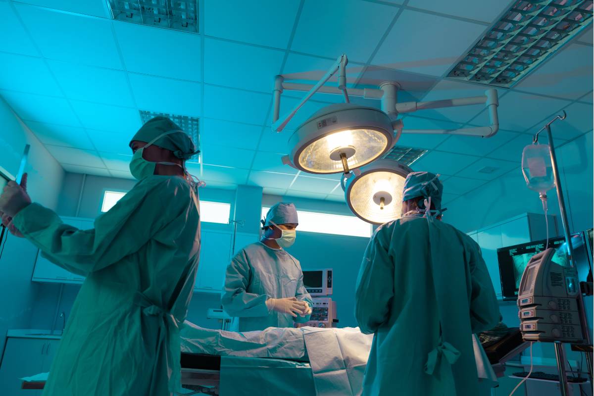 An RNFA assists a surgical team with a surgery.
